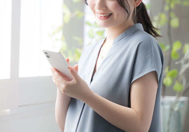 web予約する女性