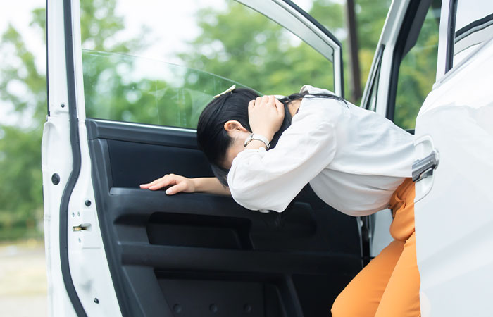 交通事故で首を痛めた女性