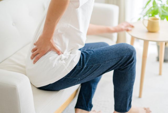 腰に痛みがある男性