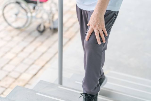 膝に痛みがある男性