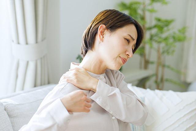 肩に痛みがある女性